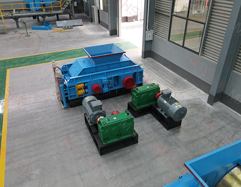 液壓雙輥制砂機(jī)結(jié)構(gòu)穩(wěn)定，出料均勻，石料制砂粒型規(guī)整